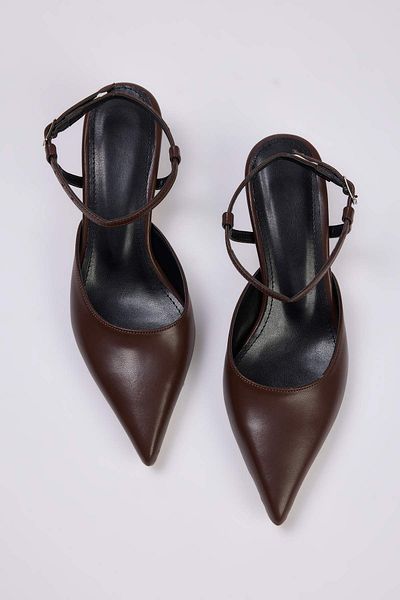 TRENDYOL SHOES Тъмнокафяви обувки с каишка на глезена и остър връх на ток за жени TAKAW26TO00008