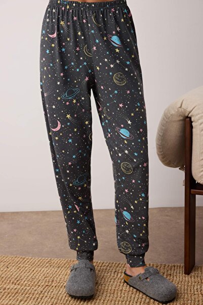 Trendyol Collection Set de lenjerie de dormit tricotată cu model Galaxy, antracit - 100% bumbac THMAW21PT0794