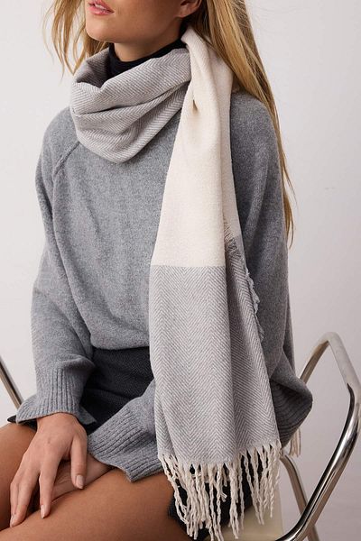 Trendyol Collection Eșarfă albă cu ciucuri cu textura moale pentru femei TWOAW24AT00006