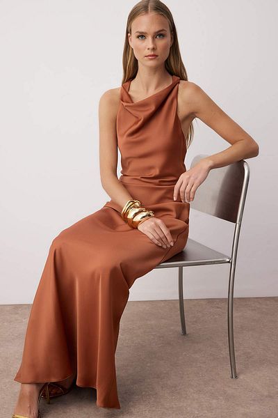 Trendyol Collection Brązowa dopasowana satynowa sukienka maxi na studniówkę TPRSS25AE00066