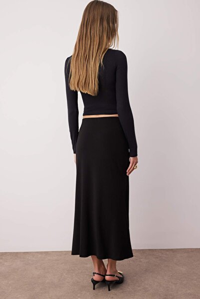 Trendyol Collection Fusta midi tricotată elastică, cu detaliu de accesorii negre, linie A/curge deschisă TWOAW26ET00020