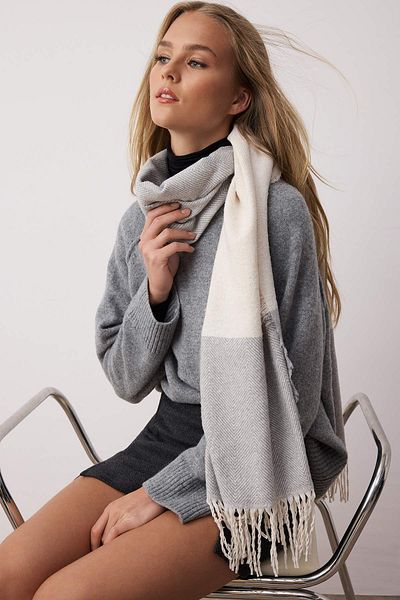 Trendyol Collection Eșarfă albă cu ciucuri cu textura moale pentru femei TWOAW24AT00006