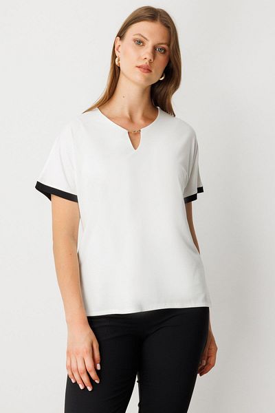 On Fashion Blouse with Chain Detail at Collar