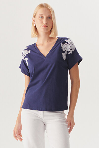 Exquise İşleme Detaylı V Yaka Lacivert Pamuklu Regular Örme Tişört