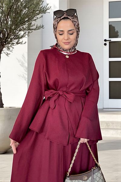 Aselim Hijap Moda Εισαγόμενο ντραπέ κοστούμι με φούστα με λεπτομέρεια μανδύα με χρυσά κουμπιά – Κομψό κοστούμι (μέγεθος 36–46) Μπορντό