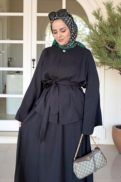 Aselim Hijap Moda Εισαγόμενο ντραπέ κοστούμι με ζώνη με λεπτομέρεια μανδύα με χρυσά κουμπιά – Κομψό κοστούμι (μέγεθος 36–46) μαύρο