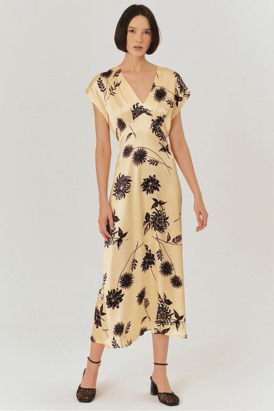 Exquise Low Sleeve V Neck Floral Embroidered Flosh Fabric Dress