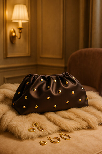 Selin Atelier Вечерна чанта с калъф от сатен в цвят „горчив кафе“ и златисти камъни