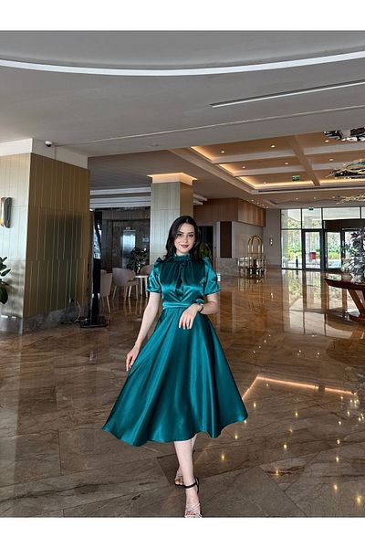 Sheeny Βραδινό φόρεμα Nil Emerald Green Flared Φούστα με κοντό μανίκι Midi μήκους σατέν