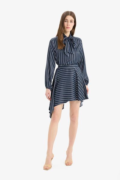 DeFacto Asymmetrisch gestreifter Satin-Minirock mit hoher Taille E7265AX25SP