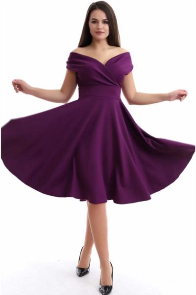 Moda MiraGül Μωβ φόρεμα με λαιμόκοψη καγιάκ Midi μήκους 583259