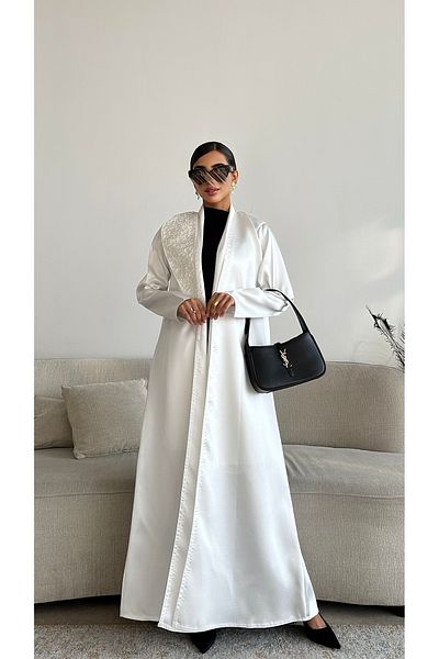 outline عباية كريستال بيضاء مصنوعة من قماش ميكادو الفاخر
