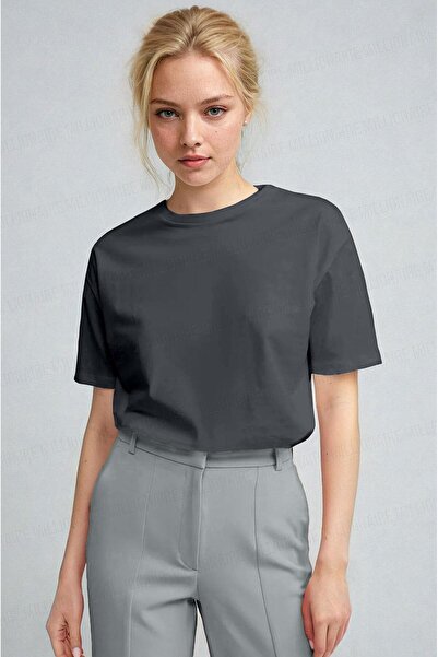 Teenage Millionaire تي شيرت نسائي أساسي بقصة عادية وفتحة رقبة دائرية قابلة لل...