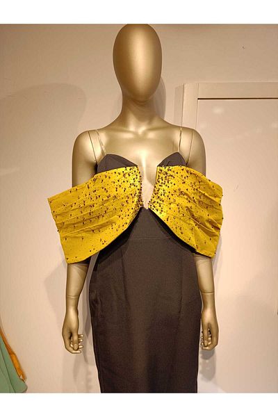 Robes Γυναικείο βραδινό φόρεμα με λαιμόκοψη Madonna με μαργαριτάρι και λεπτομέρεια με σχισμή μολύβι