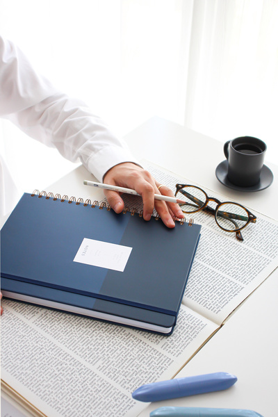 PAPERORA 20x28 Spiralli Sert Kapak Lastikli Kareli Not Defteri Lacivert