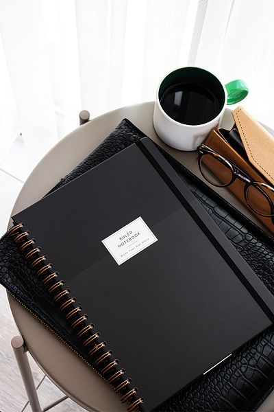 PAPERORA مفكرة حلزونية مخططة باللون الأسود - مقاس 20 × 28، مع غطاء صلب ومطاط