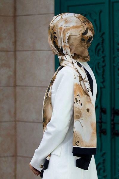 Vissona Mătase Medina de lux, acuarelă, model de frunze, colorat bej, 75x195, șal rezistent la riduri, tip de cusătură crepon de mușchi Italia