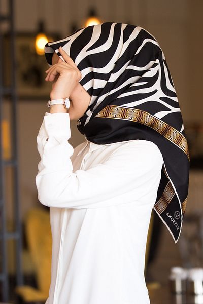 Vissona 100% Twill Silk Zebra Pattern Μαύρο - Λευκό Χρώμα 90x90 Φουλάρι Σχήμα Ραπτικής: Ράψιμο στο χέρι