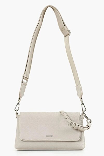 Calvin Klein Kadın Manyetik Kapamalı Çıkarılabilir ve Ayarlanabilir Omuz Askılı Metalik Logo Kabartmalı Bej Çanta