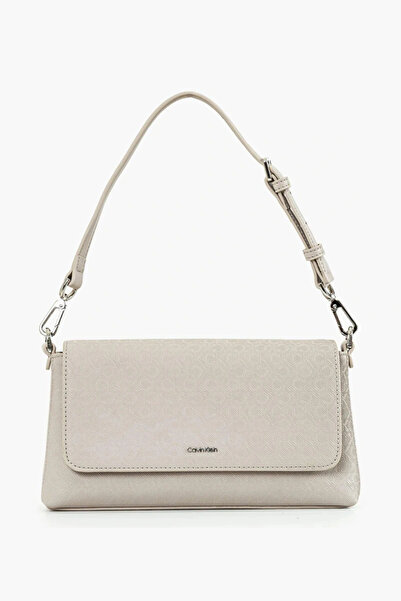 Calvin Klein Kadın Manyetik Kapamalı Çıkarılabilir ve Ayarlanabilir Omuz Askılı Metalik Logo Kabartmalı Bej Çanta