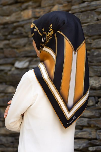 Vissona 100% Twill Silk Baroque και Γεωμετρικό Μουστάρδα - Μαύρο Χρώμα 90x90 Φουλάρι Σχήμα Ραπτικής: Ραμμένο στο χέρι