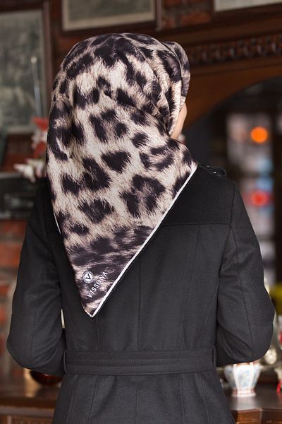 Vissona Eșarfă neagră 90x90 cu model leopard bej - cusut manual