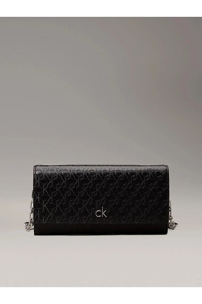 Calvin Klein Geantă de umăr neagră din piele cu logo CK Monogram pentru femei cu curea de umăr reglabilă K60K 612853 -0GJ