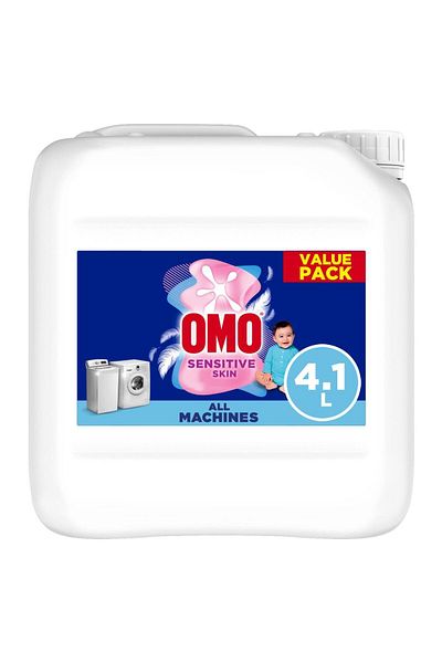 Omo منظف سائل للغسيل للبشرة الحساسة عبوة اقتصادية 4.1 لتر تنظيف عميق وإزالة البقع