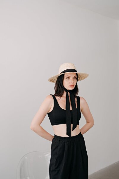 Mama in Love الصيف في قبعة سوداء