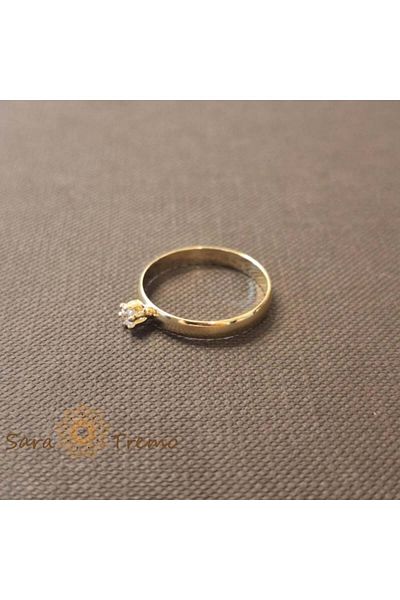 saratremo Engagement-style ring with faceted white zirconia plated in 14k gold - width 3 mm