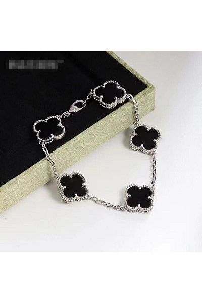 AKSESUARIM Women's Clover Figured Enameled Steel Bracelet