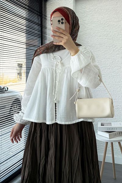 MELEK ARAZ Kimono scurt de muselină cu detaliu guipură – alb
