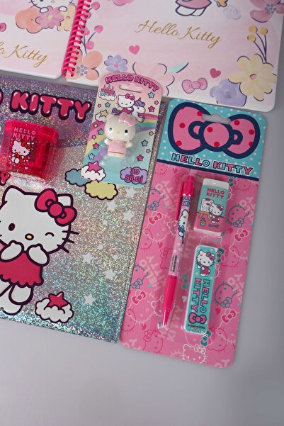Hello Kitty "DEKOMUS ISLAK MENDİL HEDİYELİ" LİSANSLI HELLO KITTY 8 PARÇA KIRTASİYE SETİ KARELİ VE ÇİZGLİ A4 DEFT