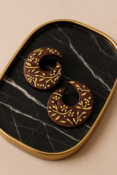 Lu Atelier Golden Bloom El Yapımı Ahşap Küpe – Altın Desenli, Etnik Tasarım, Hafif ve Şık