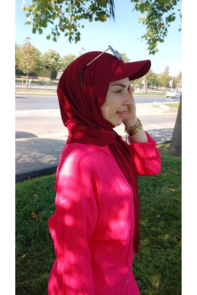 Nilbutik Ready-made Shawl with Hat and Bonnet. Pool Sea Bonnet Shawl that can be used over a Hijab.
