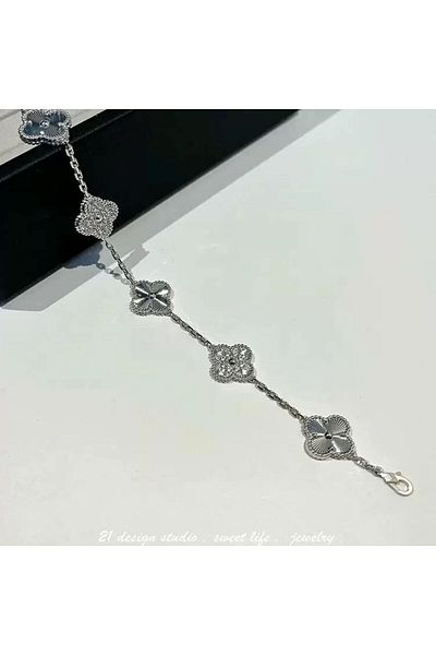 AKSESUARIM Women's Clover Figured Zircon Stone Steel Bracelet