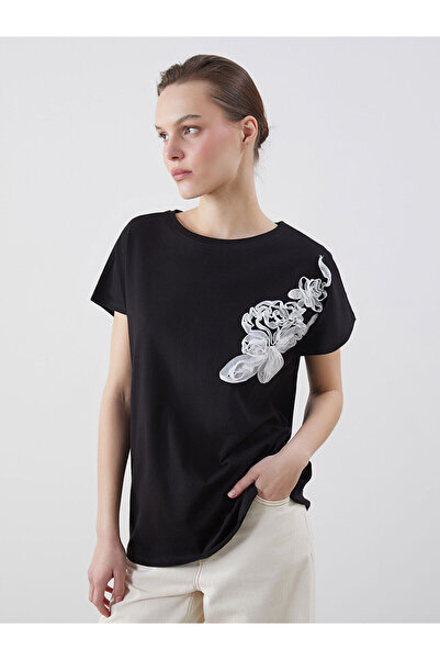 LC Waikiki Γυναικείο μπλουζάκι LCWAIKIKI Classic Crew με απλικέ λεπτομέρεια (S5)