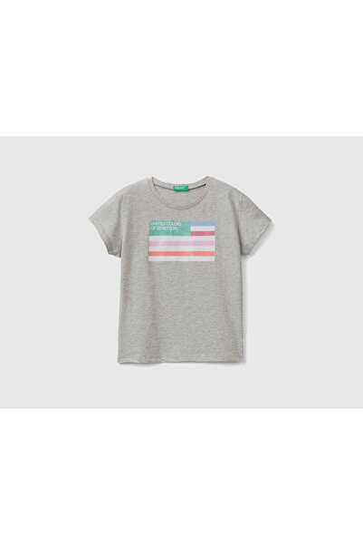 United Colors of Benetton تي شيرت أطفالي من القطن العضوي بشعار لامع