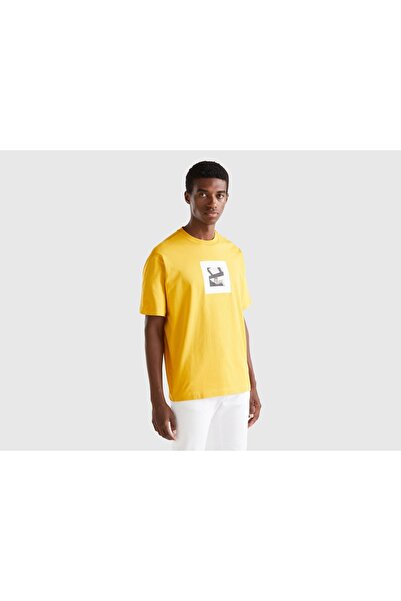 United Colors of Benetton تي شيرت رجالي بقصّة مربعة وطبعة