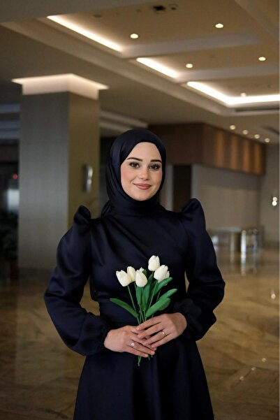 By Atelier فستان سهرة محتشم بأكتاف ديانا باللون الأزرق الداكن