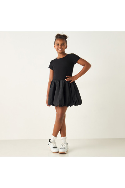 Juniors فستان سادة على شكل حرف A بأكمام قصيرة