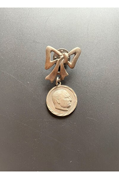 SANAT TACİRİ MADALYA FORMUNDA FİYONKLU ATATÜRK ROZETİ...