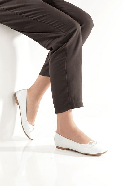Ayakkabı Podyumum ''Ni̇l'' White Patent Leather Round Toe Mustache Bow Flat Heeled Orthopedic Closed Ballerinas New Season