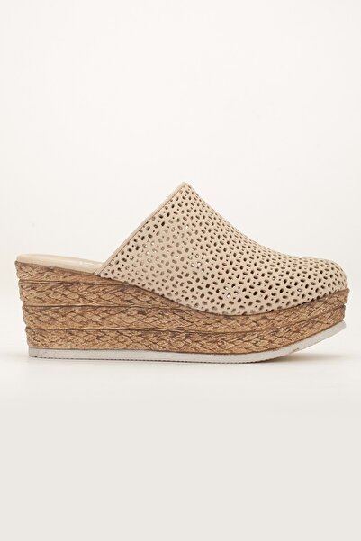 ANALİN SHOES Dámské pantofle z pravé kůže s uzavřenou špičkou na klínovém podpatku – béžové