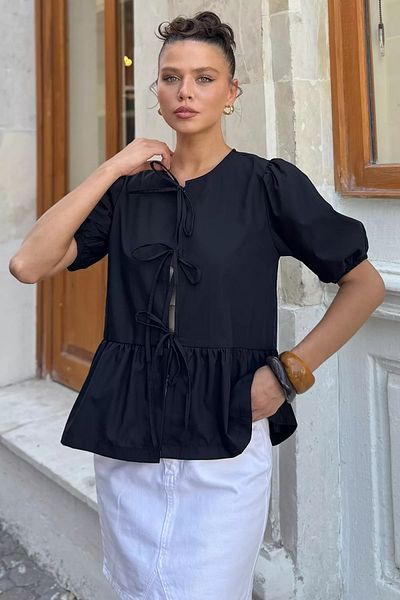 GÜLSELİ Μαύρη γυναικεία μπλούζα με λαιμόκοψη με λεπτομέρεια βολάν με μανίκια