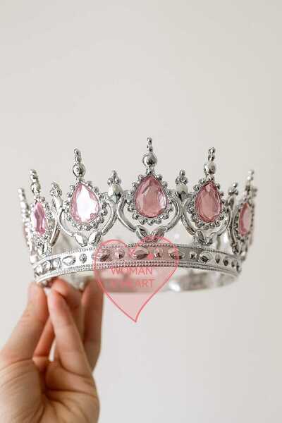 WOMAN'S HEART PASTA TACI PEMBE TAŞLI SERT PLASTİK PARTİ SÜS MALZEMESİ