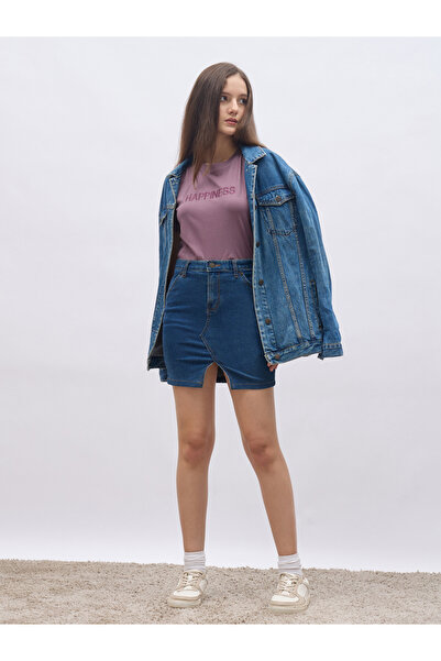 Styli تي شيرت نسائي بأكمام قصيرة مطرز بشعار بنفسجي