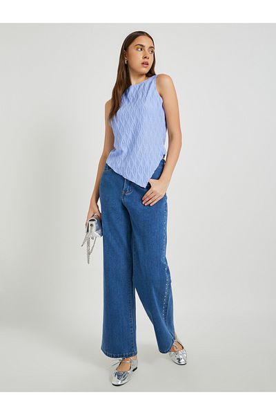 Styli Texture Sleeveless Curved Hem Top