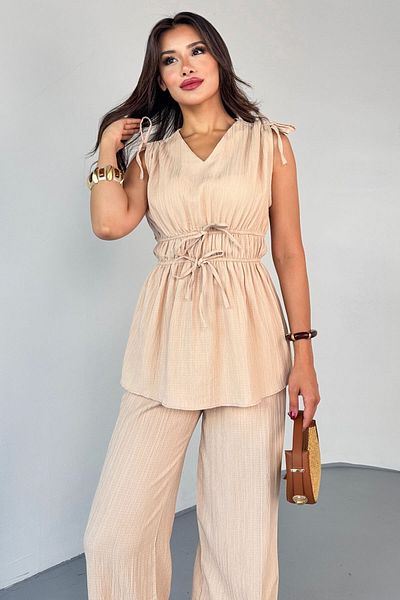 Cappmoda TKM-8028 طقم بلوزة بتفاصيل رباط ورباط باللون البيج وبنطلون واسع الساق