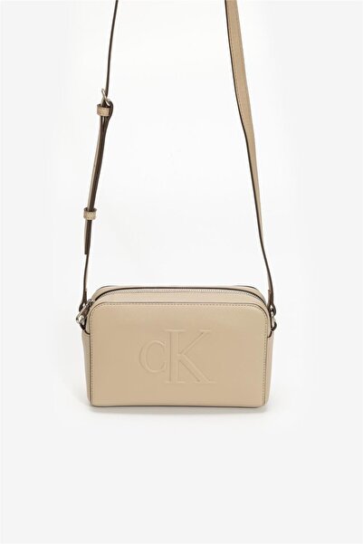 Calvin Klein حقيبة كاميرا منحوتة